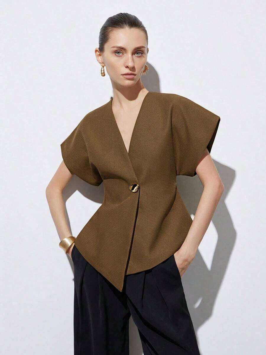 Chaqueta de mujer con cuello en V elegante, hombros anchos, bajo asimétrico, botones decorativos y mangas cortas, diseño minimalista y versátil para el uso diario - Beis - Ver 1