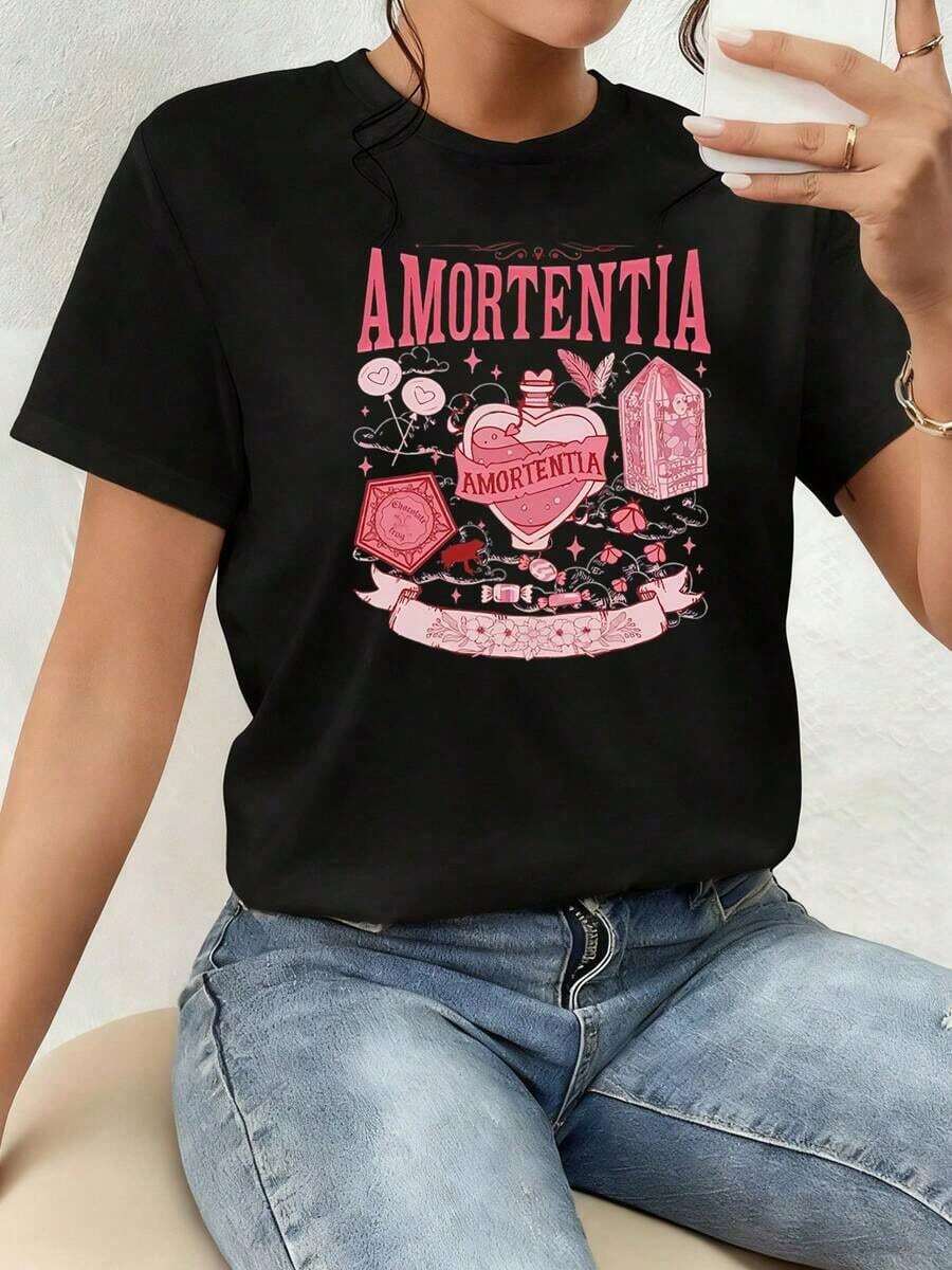 The Print Features A Magical Love Potion Called Amortentia Surrounded By Sweet Hearts, Flowers, And Fantasy Symbols That Evoke Emotion, Romance, And Mystical Charm. Women's 100% Cotton Casual T-Shirt, Comfortable And Charming For Everyday Wear. - 黑色 - 查看 1