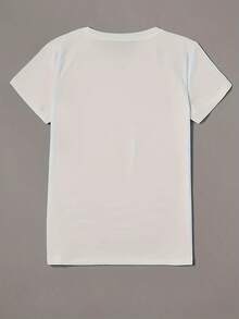 Fashionable Casual T-Shirt For Women, Spring And Summer Collection, Featuring A T-Shirt With Striking Gold Lettering That Reads 'CHENFORD', Accompanied By A Collage Of Various Interactive Scenes With People In The Background. The Overall Design Adopts A Retro Collage Style. 100% Cotton. Durable. - 白色 - 查看 2