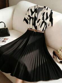 Vestido maxi elegante de diario con estampado abstracto en blanco y negro, parches y unicolor, cuello en V, manga corta, cintura marcada y bajo plisado, para mujer, adecuado para trabajo, citas y ocasiones elegantes - Multicolor - Ver 5