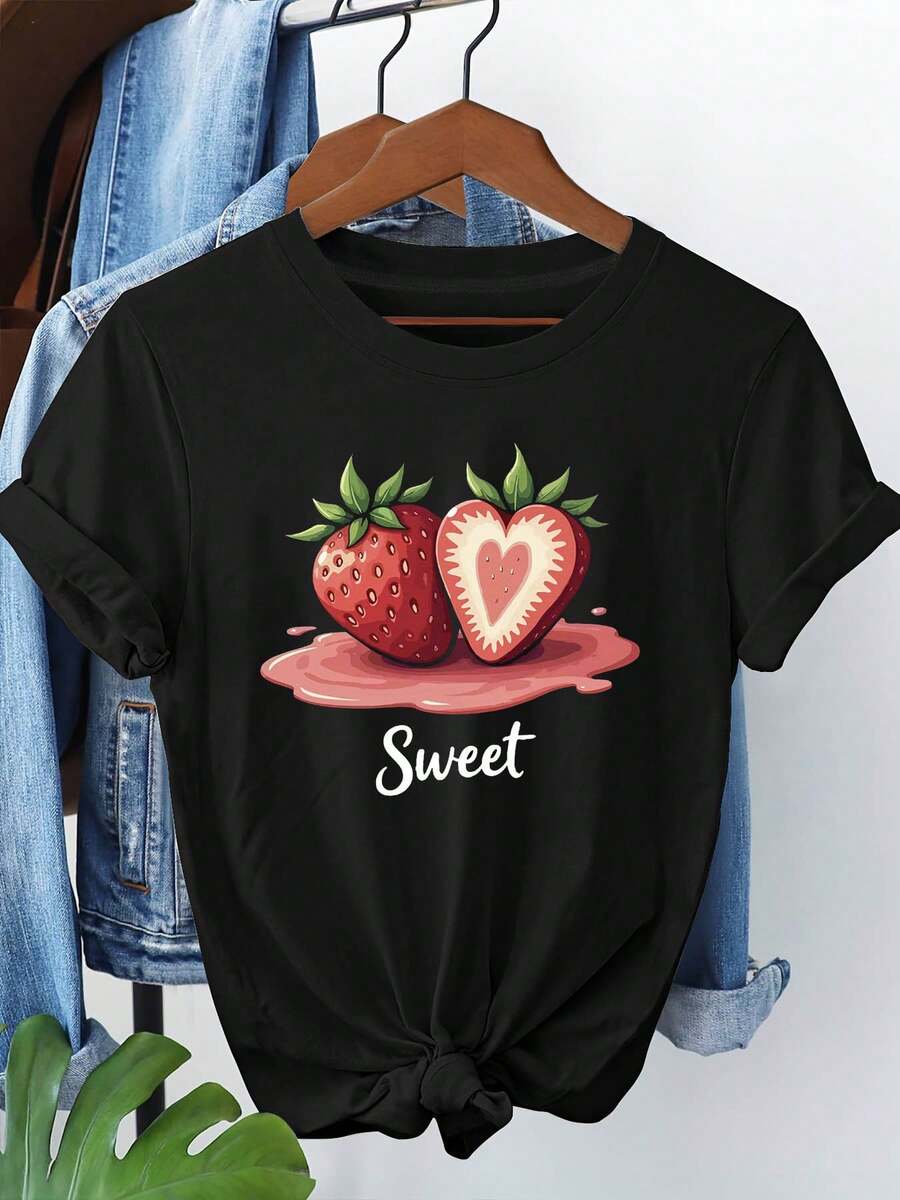 Exclusive T-Shirt For Strawberry Lovers, Featuring A Strawberry Heart Print. This Plus-Size Women's Casual T-Shirt Has A Round Neck And Is Perfect For Spring And Summer. It's Suitable For Lively Outings, Outdoor Activities, Daily Commutes, And Offers Versatile And Stylish Wear. - 黑色 - 查看 1