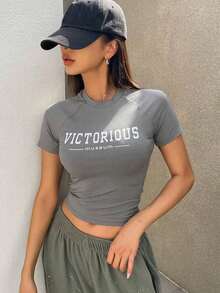 Camiseta de manga corta de verano para mujer, de corte slim, con diseño de manga raglán y estampado de letras, camisetas gráficas de corte crop para mujer - Gris - Ver 3
