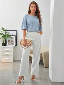 Camiseta elegante y minimalista de mujer con cuello de barco, hombros caídos y mangas cortas, de unicolor - Celeste - Ver 2