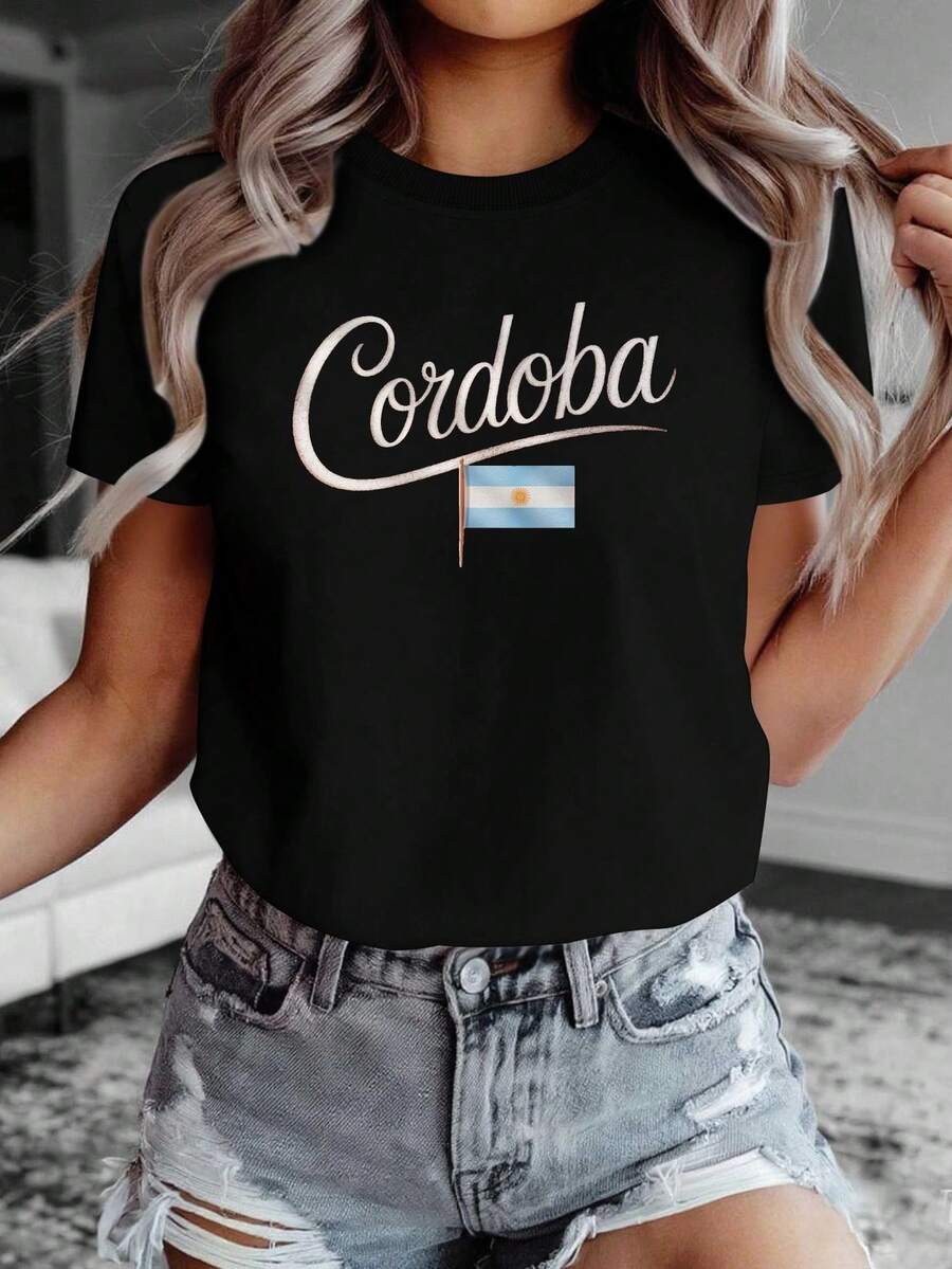 Camiseta cómoda de color sólido para mujer, con la fuente Cozy Comfy Lounge Cordova combinada con la bandera argentina, estilo pastel, un imprescindible para viajeros y fans argentinos, ropa de casa suave y relajada Cordova Travel. - Negro - Ver 1