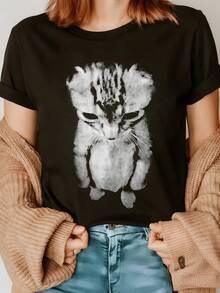 A Cat With A Deep Gaze Symbolizes Tenderness, Silence, And Mystery, Reflecting The Emotional Connection With Animals And A Modern Artistic Touch. A Comfortable, Casual Women's T-Shirt For Everyday Wear. - 黑色 - 查看 8