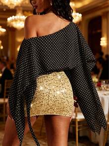 Atasan Crop Top Wanita Bahan Chiffon dengan Leher Asimetris, Motif Polkadot, dan Lengan Setengah Terbuka dengan Belahan - Hitam dan Putih - View 3