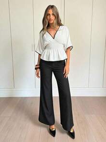 Blusa casual de mujer con cuello en V profundo, ribete de contraste, cintura fruncida, manga corta, adecuada para vacaciones y playa - Blanco - Ver 6