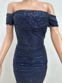 Vestido de mujer color champán con lentejuelas, diseño off-shoulder con drapeado, abertura lateral asimétrica, tejido brillante elástico ideal para fiestas de verano, bodas como invitada y cenas elegantes al aire libre, estilo sexy glamoroso perfecto para celebraciones y eventos formales - Azul lavado oscuro - Ver 2