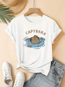 Modern And Minimalist Short-Sleeved T-Shirt For Women With A Cute Capybara Floating In The Water With A Nut On Its Head, Full Of Fun, Stylish And Beautiful, Ideal For Everyday Wear. - 白色 - 查看 7
