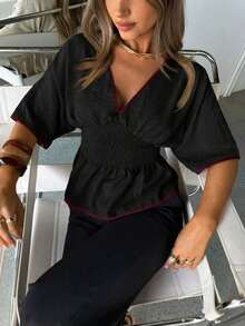 Blusa casual de mujer con cuello en V profundo, ribete de contraste, cintura fruncida, manga corta, adecuada para vacaciones y playa - Negro - Ver 7
