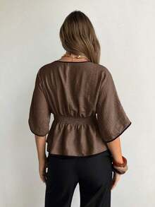 Blusa casual de mujer con cuello en V profundo, ribete de contraste, cintura fruncida, manga corta, adecuada para vacaciones y playa - Café integral - Ver 2