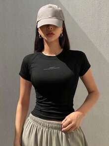 Camiseta de manga corta ajustada y deportiva para mujer con diseño de manga raglán y estampado de letras, estilo Y2K - Negro - Ver 8