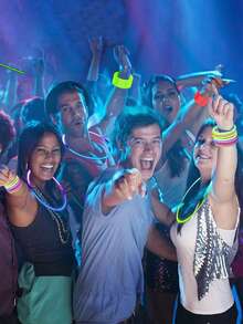 200/100pcs 8-Inch Colorful Glow Sticks, Party Glow Sticks, Can Glow In The Dark For 8-12 Hours. They Can Also Be Made Into Bracelets, Necklaces, Neon Lights, Wedding Party Glow Sticks, Glow Party Gifts, Christmas Gifts, Birthday Gifts, New Year Gifts, Carnival Party Supplies, Valentine's Day Gifts, Mother's Day Gifts And New Year Carnival Party Supplies. - Glow Sticks - View 7