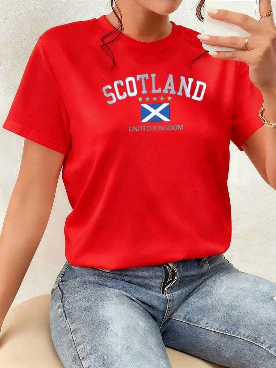 Scottish Flag With The White Cross Symbolizing Courage, Freedom, And National Pride, Accompanied By Gold Stars And The Words United Kingdom, Reflecting The Unity And Strength Of British Identity. Women's 100% Cotton T-Shirt, Comfortable And Modern For Everyday Wear And To Show A Spirit Of Independence. Comfortable Clothing. - 紅色 - 查看 1