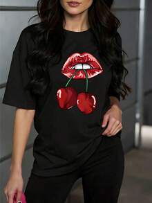 Women's Short-Sleeve T-Shirt With High-Quality Heat Transfer Printing. The Bright Red Lips And Bitten Cherry Print Is Eye-Catching; The Vibrant Contrast Of The Red Against The Background Is Super Attractive, Creating A Sweet And Fresh Vibe. Stylish And Unique, Perfect For Everyday Wear. Women's Tops. - 黑色 - 查看 1