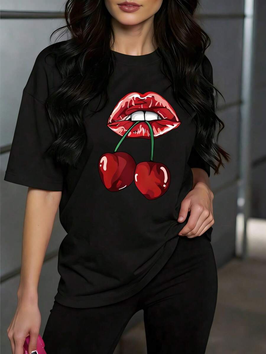 Women's Short-Sleeve T-Shirt With High-Quality Heat Transfer Printing. The Bright Red Lips And Bitten Cherry Print Is Eye-Catching; The Vibrant Contrast Of The Red Against The Background Is Super Attractive, Creating A Sweet And Fresh Vibe. Stylish And Unique, Perfect For Everyday Wear. Women's Tops. - 黑色 - 查看 1