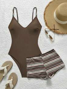 Conjunto de ropa casual para mujer, atuendo de playa de verano, vacaciones, ropa marrón, traje de baño de un solo color minimalista con cuentas y top tipo camiseta, y shorts a rayas en contraste - Multicolor - Ver 10