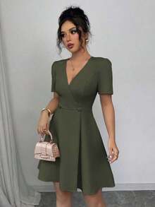 Vestido mini elegante para ir a trabajar, de primavera y verano, con escote cruzado en V, doble botonadura, decoración en forma de A y mangas cortas, en color liso al estilo francés para mujeres - Verde militar - Ver 3