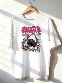 Shark T-Shirt With "Shark In The Water" Text.  Short-Sleeved T-Shirt For Spring/Summer 2026, Made In Mexico, 180 Grams. Cartoon Print, Couple Design, Suitable For Indoor Or Outdoor Wear. Crew Neck, Unisex, Ideal For The Office And Leisure. One-Pack. - WH-P631577SLNDXZGY624 - 查看 1