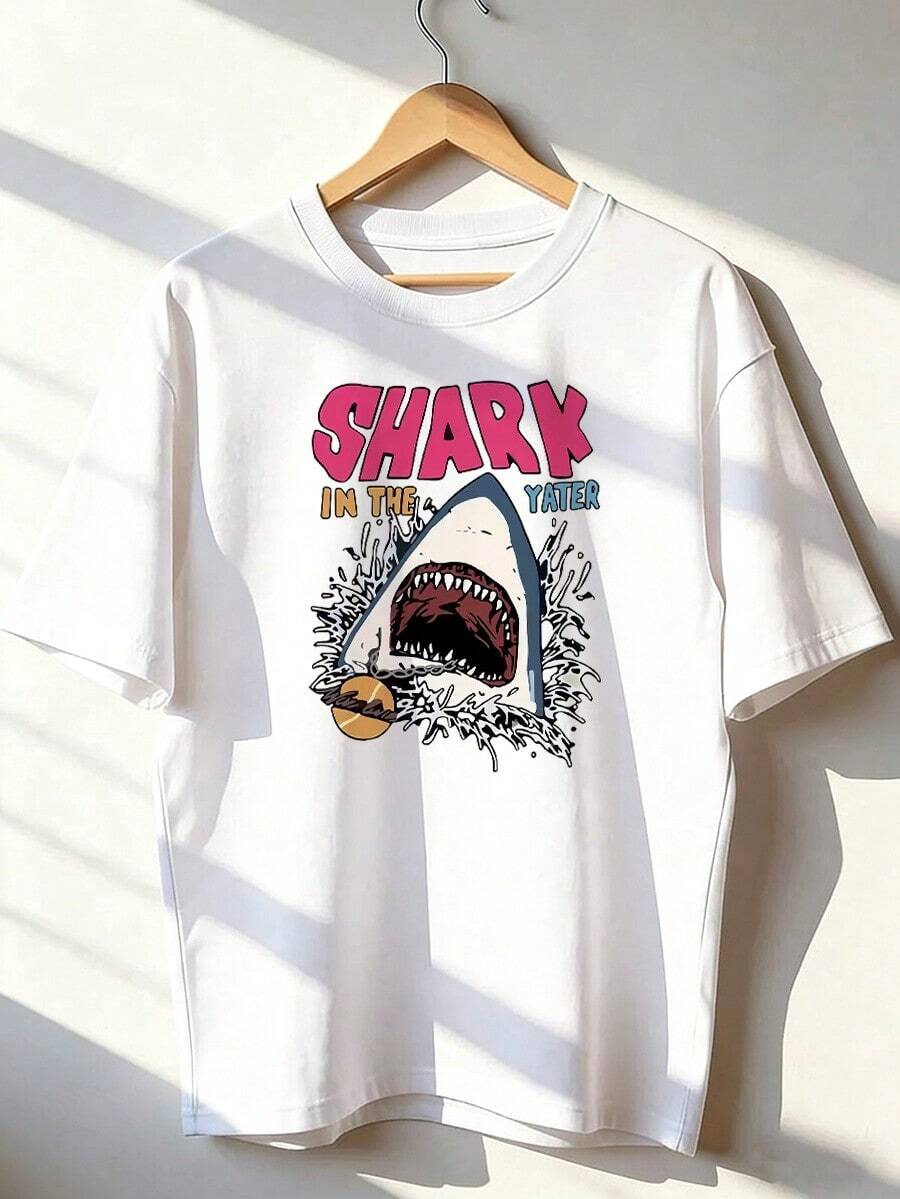 Shark T-Shirt With "Shark In The Water" Text. Short-Sleeved T-Shirt For Spring/Summer 2026, Made In Mexico, 180 Grams. Cartoon Print, Couple Design, Suitable For Indoor Or Outdoor Wear. Crew Neck, Unisex, Ideal For The Office And Leisure. One-Pack. - WH-P631577SLNDXZGY624 - 查看 1