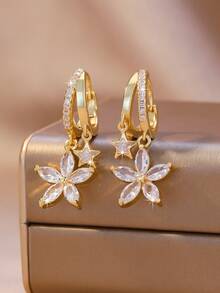 2 pièces Boucles d'oreilles pendantes avec fleur à 5 pétales et étoile en zircone brillante, style frais et doux de luxe. Design de pendentif double fleur étoile doré. Forme de fleur vive, zircone transparente et scintillante. Combinant le breloque féminin et le luxe raffiné. Convient pour les boucles d'oreilles superposées, les déplacements quotidiens, les sorties, les cadeaux, les tenues de printemps. Cadeau idéal pour les filles - fleurs - Voir 2