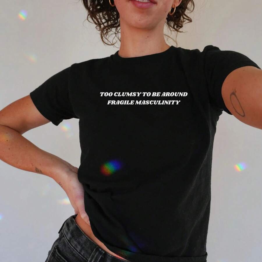 Too Clumsy To Be Near Fragile Masculinity, Y2K Style T-Shirt With Funny Phrase, Unbalanced T-Shirt, Graphic T-Shirt For Women, Anti-Men Gift, Gift For Her, 2Fashion T-Shirts, Tops, T-Shirts, Comfortable T-Shirt. - 黑色 - 查看 1