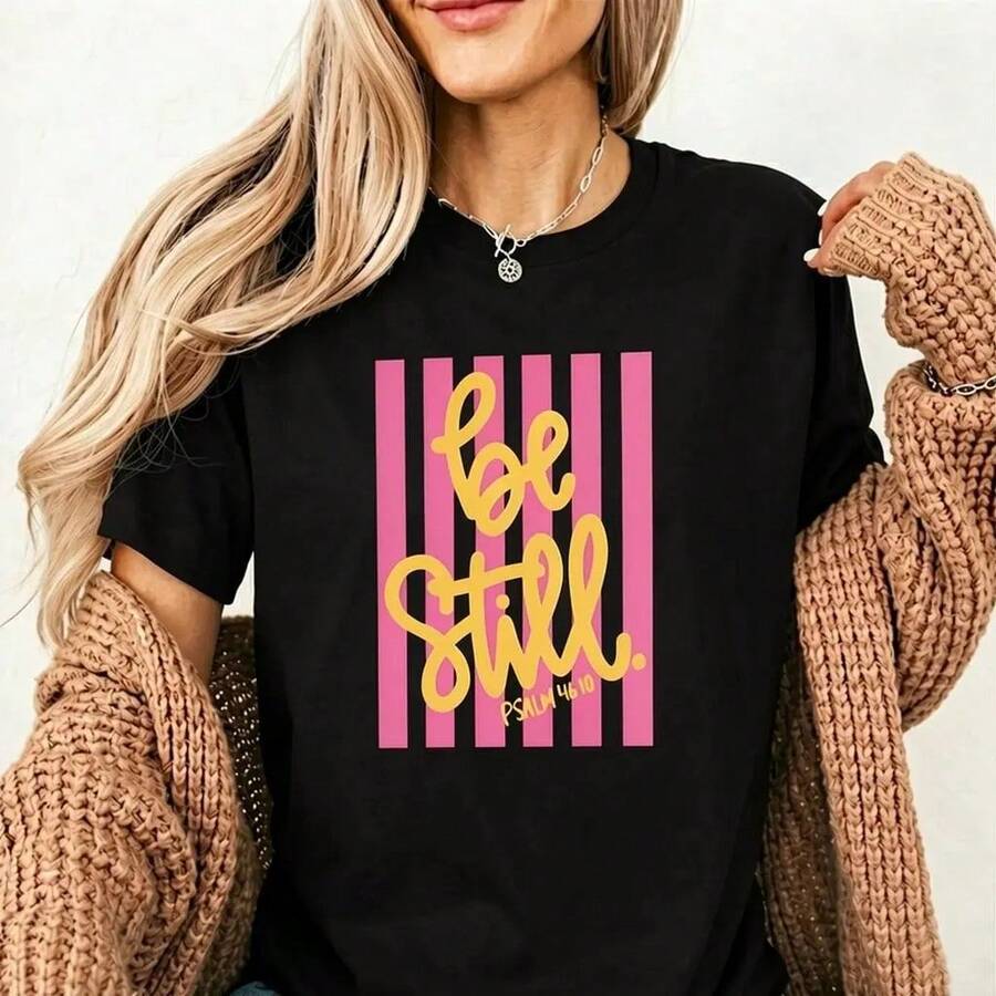 Women's Short-Sleeved T-Shirt With Phrases, Feminine Pink Stripes, Flirty Style Clothing, Spring T-Shirt With Messages "Be Still" And "Love Like Jesus", Fashionable T-Shirts With Summer Vibes, T-Shirts, Comfortable T-Shirts. - 黑色 - 查看 1