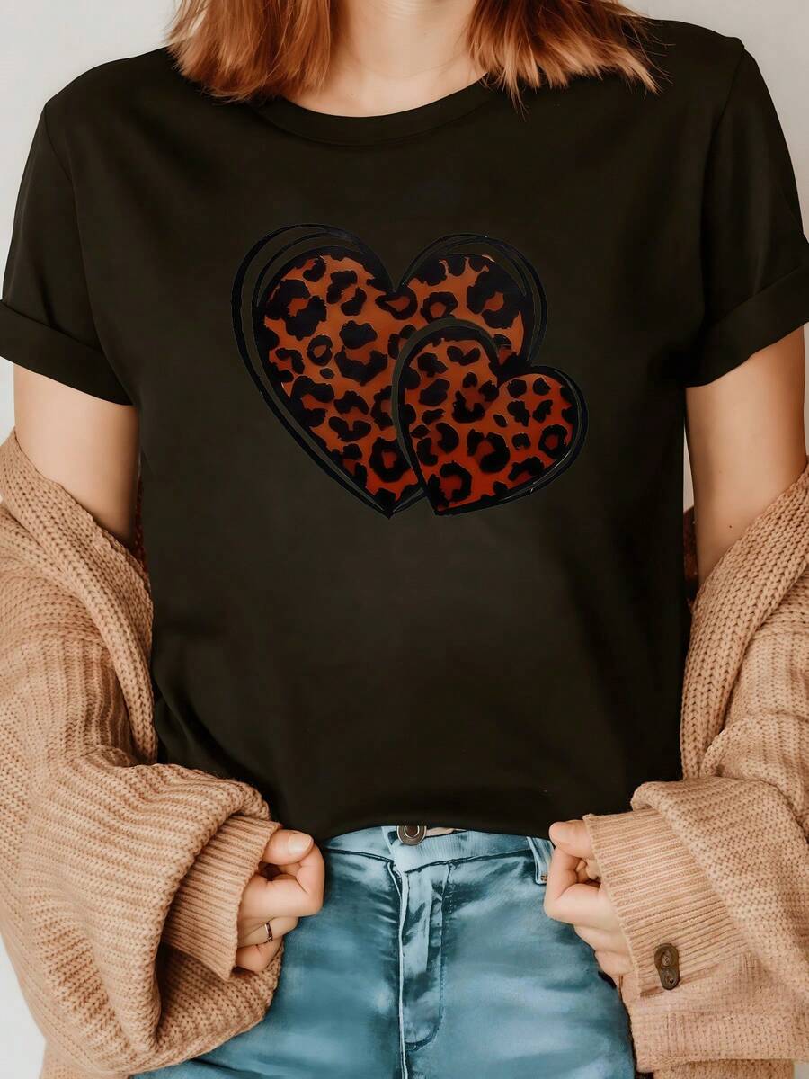 Two Hearts With An Animal Print Symbolizing Unity, Strength, And Passion, Highlighting A Wild Touch Full Of Modern Energy. Casual Women's T-Shirt With Expressive Art, Ideal For Everyday Wear. - 黑色 - 查看 1