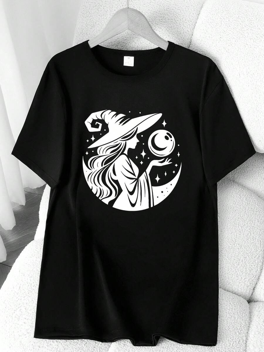 Halloween-Themed "Mysterious Girl" Print T-Shirt. Available In 6 Colors, Short Sleeves, Round Neck, High-Stretch Casual Sports Top. Machine Washable. Suitable For Spring And Summer. Can Be Worn In All Seasons. Women's Clothing. Elegant Party Outfit, T-Shirt For Stylish Ladies, Blouses Suitable For Curvy Women, Casual Wear, Cool And Breathable Summer Wear, Fun Letter Print. - 黑色 - 查看 1