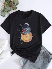 Women's Short-Sleeved T-Shirt With A Round Neck And A Print Of An Astronaut Fishing. Made From Soft, Breathable Fabric, This Stylish And Versatile T-Shirt Is Perfect For Everyday Wear And Also Makes A Great Gift. - 黑色 - 查看 1
