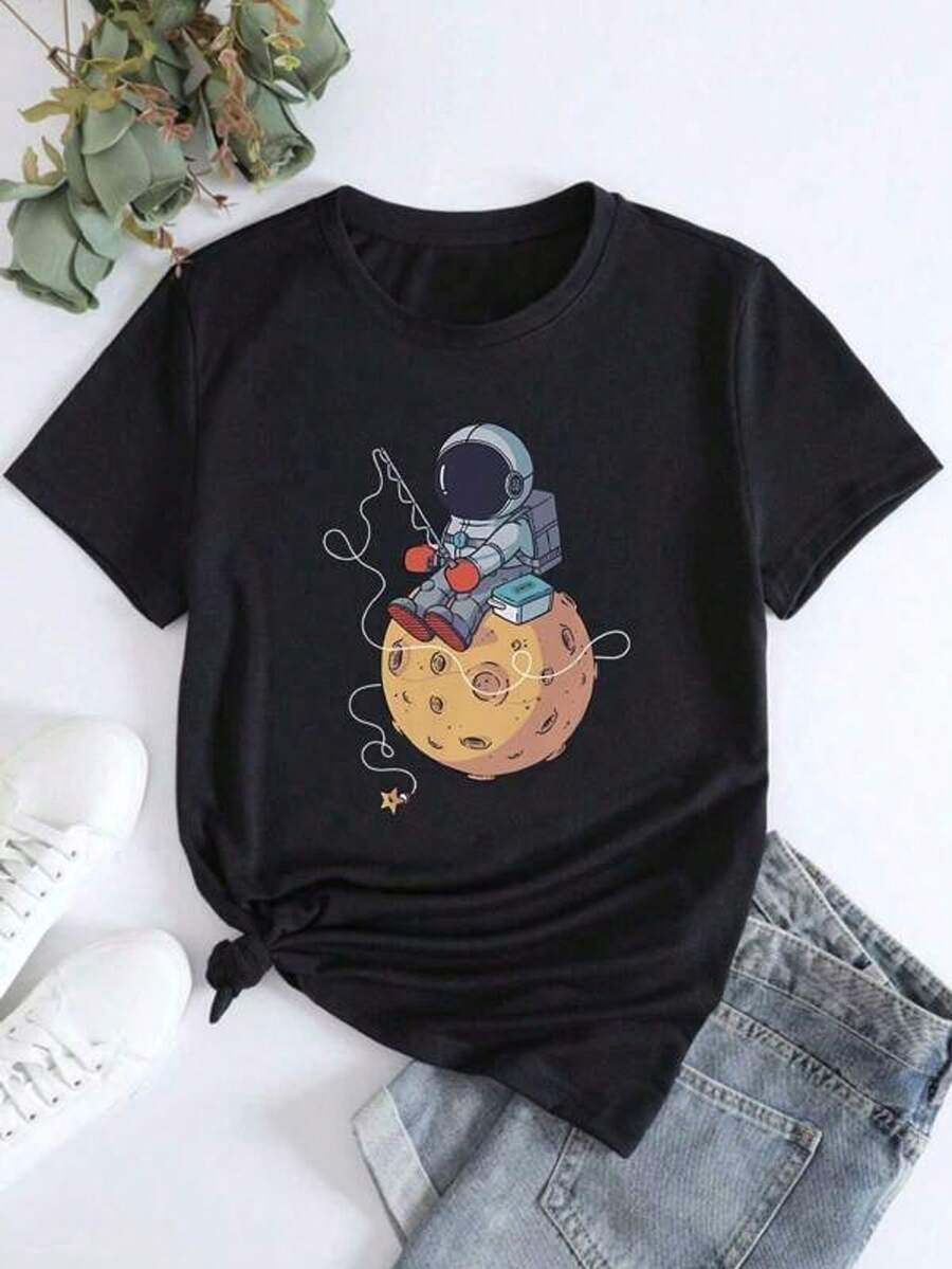 Women's Short-Sleeved T-Shirt With A Round Neck And A Print Of An Astronaut Fishing. Made From Soft, Breathable Fabric, This Stylish And Versatile T-Shirt Is Perfect For Everyday Wear And Also Makes A Great Gift. - 黑色 - 查看 1