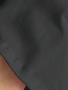 Camiseta ajustada de mujer con cuello de pico, manga raglán y patrón minimalista, 95% algodón, color caqui - Gris Oscuro - Ver 5