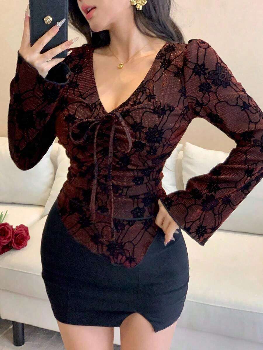 Blusa de mujer con cuello en V de malla con estampado floral, cordón ajustable, bajo asimétrico y mangas acampanadas.Adornada con lentejuelas brillantes, adecuada para verano, primavera y Día de San Valentín.Blusas de manga larga para mujer. - Burdeos - Ver 1