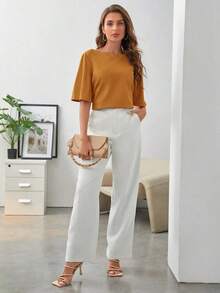 Camiseta elegante y minimalista de mujer con cuello de barco, hombros caídos y mangas cortas, de unicolor - Amarillo Mostaza - Ver 2