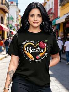 Limited Time Offer, Limited Quantities, Flash ! Women's Casual Shirts, Women's Polyester T-Shirts, Elegant Shirts. Printed T-Shirt With The Word "Teacher" In The Center And Surrounded By A Heart-Shaped Pencil, An Apple, And The Phrase "Teaching Is A Job Of The Heart" At The Top And Bottom. Printed Design, Colorful, Modern, Casual T-Shirt, Crew Neck, Short Sleeves, Ideal For School Or Work, Loose Fit, Fashionable, For Everyday Wear. - 黑色 - 查看 2