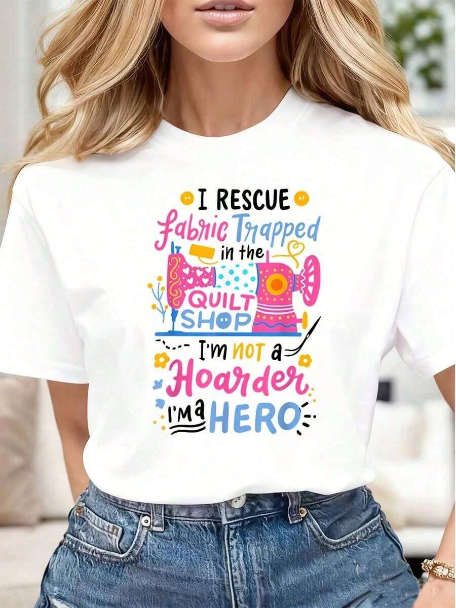 Camiseta Casual para Mujer con Estampado Gráfico "Rescato la Tela Atrapada en la Tienda de Acolchados. No Soy un Acumulador, Soy un Héroe". Suave, Cómoda, Regalo Perfecto para Amantes del Acolchado, Ideal para el Día de la Madre, Cumpleaños y Eventos de Manualidades. Amplia. - Blanco - Ver 1