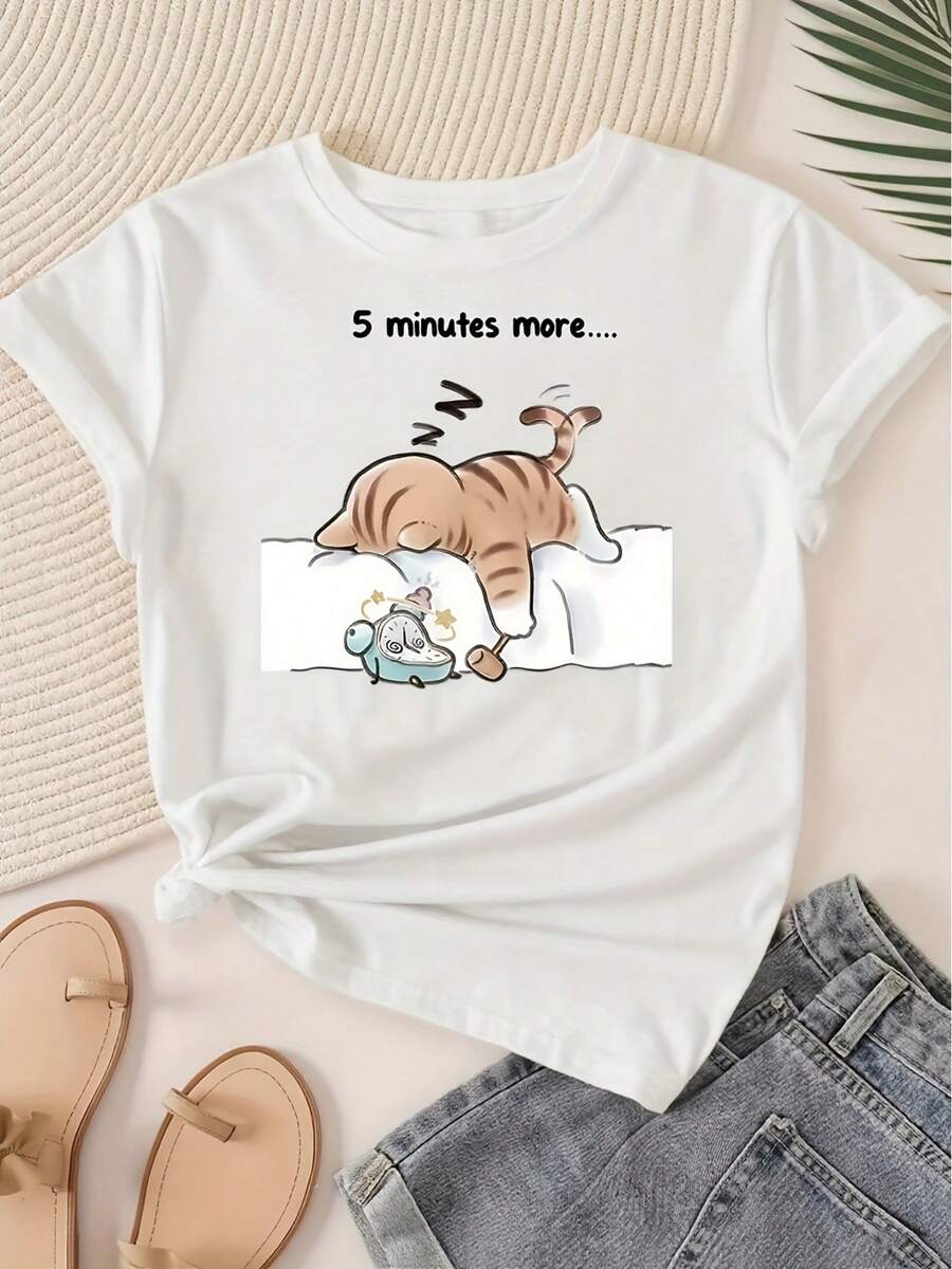 Camiseta verde ligera para mujer, con lindos gatos atigrados durmiendo y gatos de traje, con el eslogan '5 Minutos Más'. Esta suave y casual camiseta de manga corta es perfecta para amantes de los gatos, inspirada en el atuendo diario casual del gato de la suerte. - Blanco - Ver 1