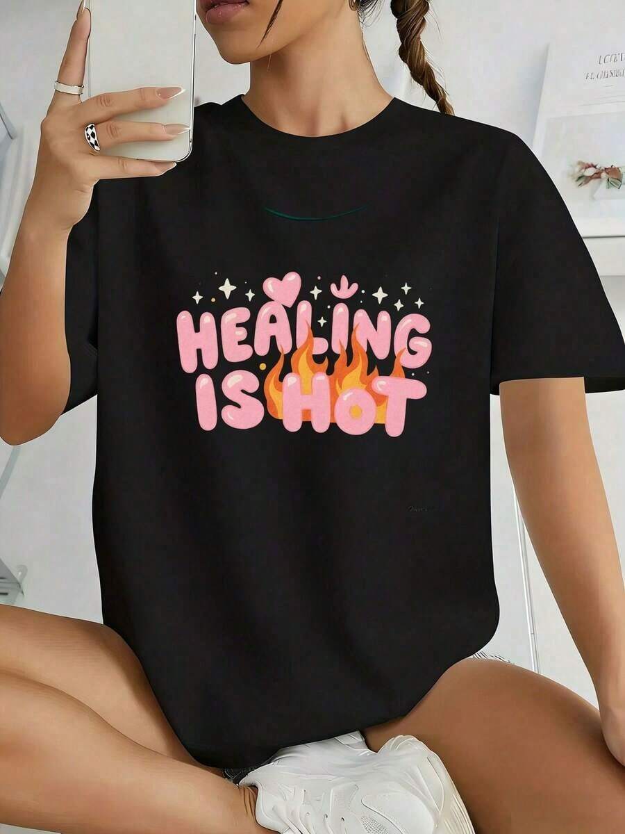 PremiumLoose Wo's White Selfie T-Shirt, Decorated With The Pink Text "IS HOT", Small Heart Patterns And Orange Flames, Casual Crew Neck Design, Soft And Suitable For Everyday Indoor Wear, An Ideal Choice For Selfie Enthusiasts. Gift Idea. - 黑色 - 查看 1