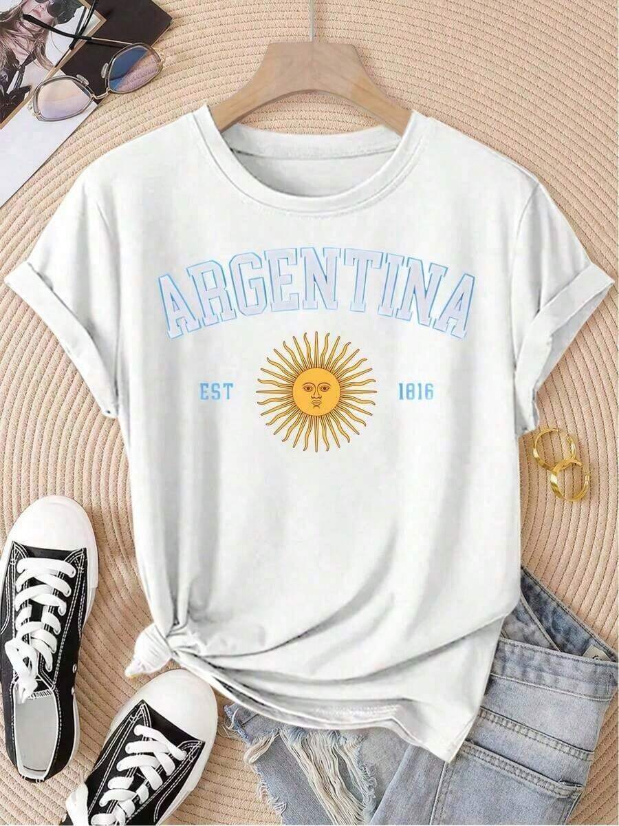 One Piece Of Stylish Women's Short-Sleeved T-Shirt, 100% Cotton, Printed With The Words "ARGENTINA EST 1816" And A Sun Design. Comfortable, Soft, And Breathable. Fashionable, Easy-To-Wear, Vintage, Cool, And Casual Tops, Suitable For Everyday Wear In Spring, Summer, And Autumn. Unisex Vintage Urban Style T-Shirt, Cotton, Short Sleeve, Round Neck, Breathable, Soft, And Versatile - 白色 - 查看 1