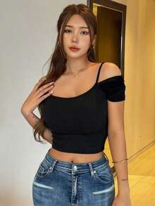 Camiseta ajustada de mujer con hombros abiertos y fruncidos de unicolor elegante, top de verano para salir - Negro - Ver 2