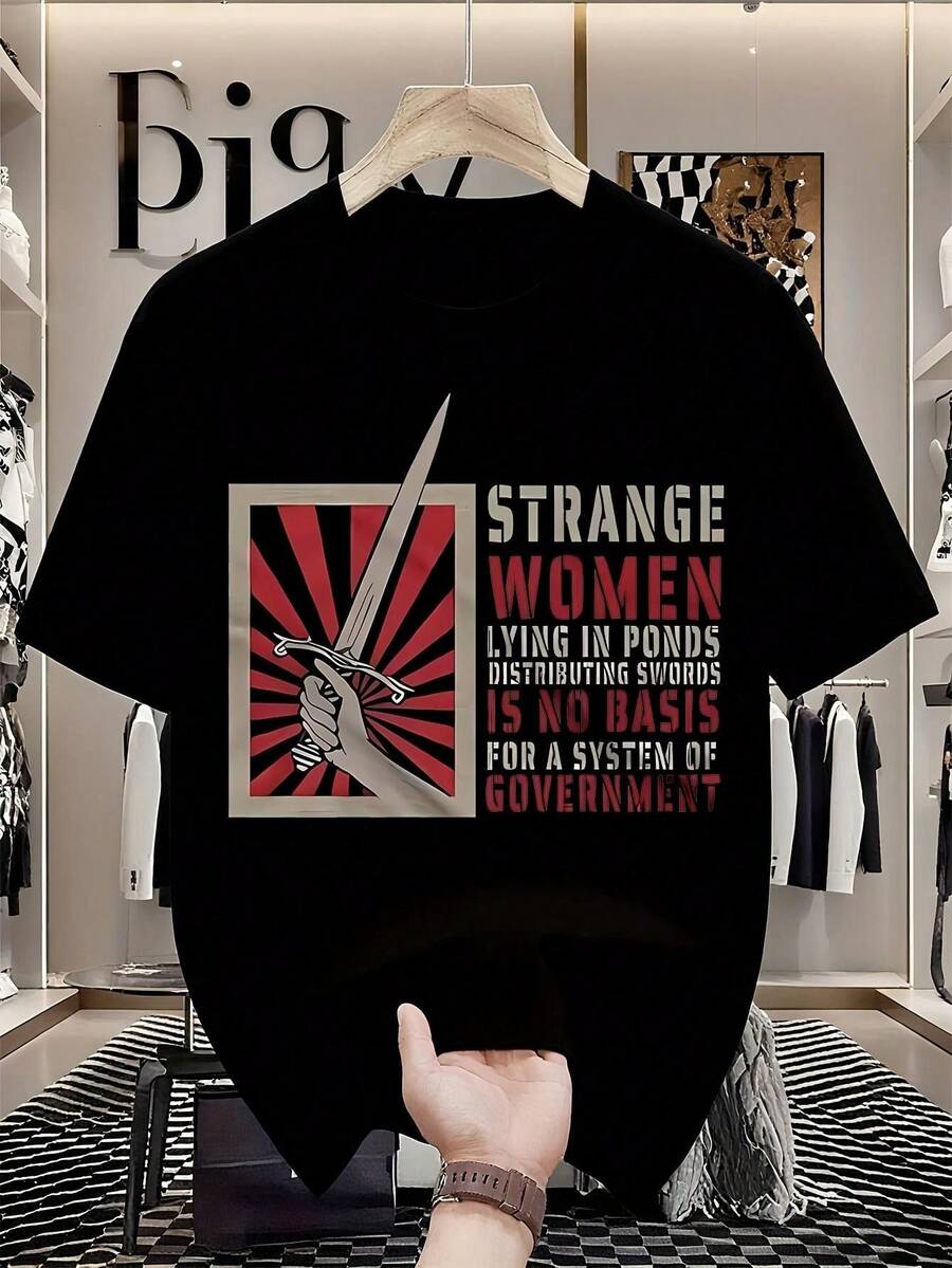 Men's Vintage Comedy T-Shirt <Holy Grail>| The Strange Woman In The Lake And Humorous Quotes Out Of Context, Knight And Camelot Castle Design, Stretchy And Loose Knit Fabric, Casual T-Shirt Suitable For All Seasons, Ideal For Parties, Gatherings At Home Or Office And Travel. - 黑色 - 查看 1
