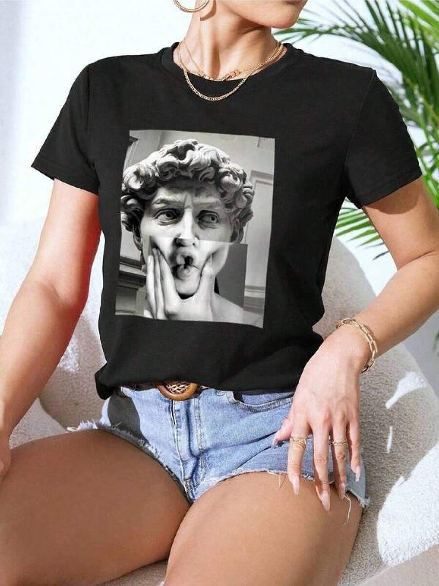 Camiseta única con diseño artístico de inspiración Y2K destacando una obra clásica en un fondo negro elegante perfecta para quienes buscan estilo y originalidad ideal para los amantes del arte y la moda en México Cómoda y versátil para escuela, trabajo, salidas y eventos casuales - Negro - Ver 1
