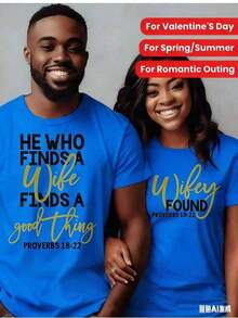 Cute Unisex Premium Casual T-Shirts For Him And Her - Matching Couple Shirts - Valentine's Day Gift For Husband And Wife, White With Inspirational Proverb Print, "He Who Finds A Wife" And "You Shall Find A Good Thing", Casual Crew Neck T-Shirts For Spring/Summer, Romantic Outfit For Outings. | Stage Design | Unisex Loose Fit T-Shirt, Casual Short Sleeve - 藍色 - 查看 2