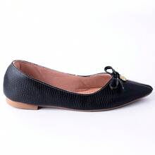 Sapatilha Feminina Preto material Réptil Enfeite Laço com detalhe Medalha Fino Elegante - Preto - Visão 4