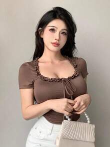 Camiseta de mujer de cuello cuadrado con ajuste ceñido y volantes en el verano, tops cortos de mujer con diseños lindos - Marrón - Ver 2