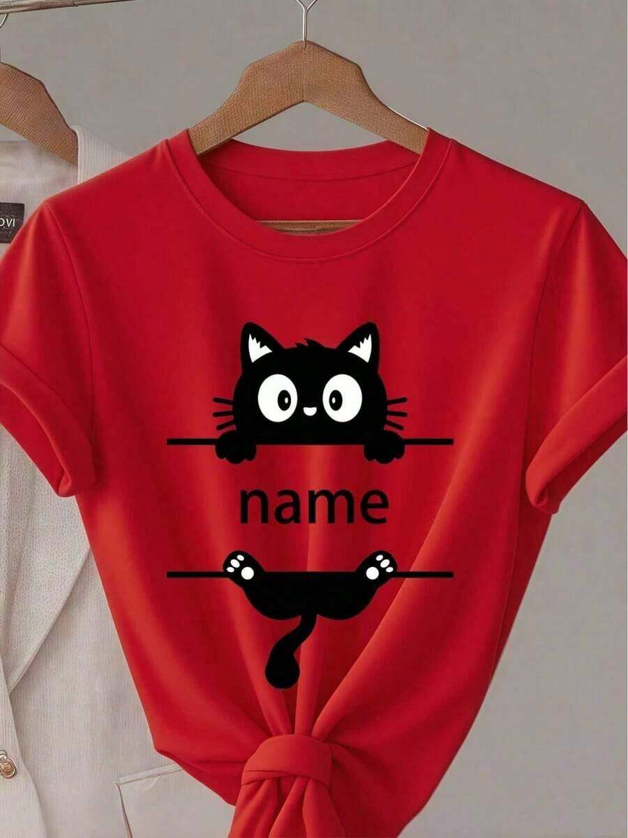 Under The Radar Personalized T-Shirt With Adorable Black Cat Design: Striped Design + Personalized Name, Create Your Own Unique Cuteness. Custom Printing With A Dedicated Space For The "Name" To Create Your T-Shirt With A Festive And Adorable Logo. Casual T-Shirt For Women And Ladies, Ideal For Mothers And Daughters - Unisex Loose Cotton Short Sleeve Crew Neck T-Shirt, Urban Vintage Style. - 紅色 - 查看 1