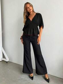 Blusa casual de mujer con cuello en V profundo, ribete de contraste, cintura fruncida, manga corta, adecuada para vacaciones y playa - Negro - Ver 8