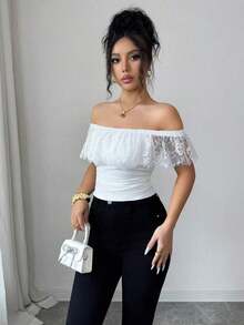 Camiseta corta de mujer ajustada con hombros descubiertos, fruncida y con adorno de encaje elegante - Blanco - Ver 6
