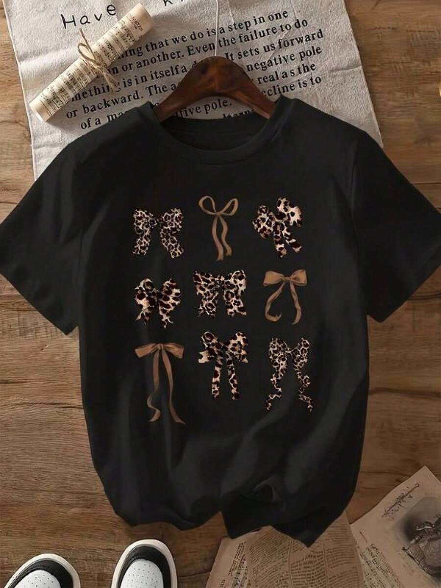 Women's Cotton Crew Neck T-Shirt With Print. Exclusive Y2K Design T-Shirt With Bow Patterns And Leopard Print, Ideal For Staying On In Mexico. Take Your Style To The Next Level With This Unique T-Shirt That Highlights Your Personality And Creativity. Perfect For Any Occasion. - 黑色 - 查看 1