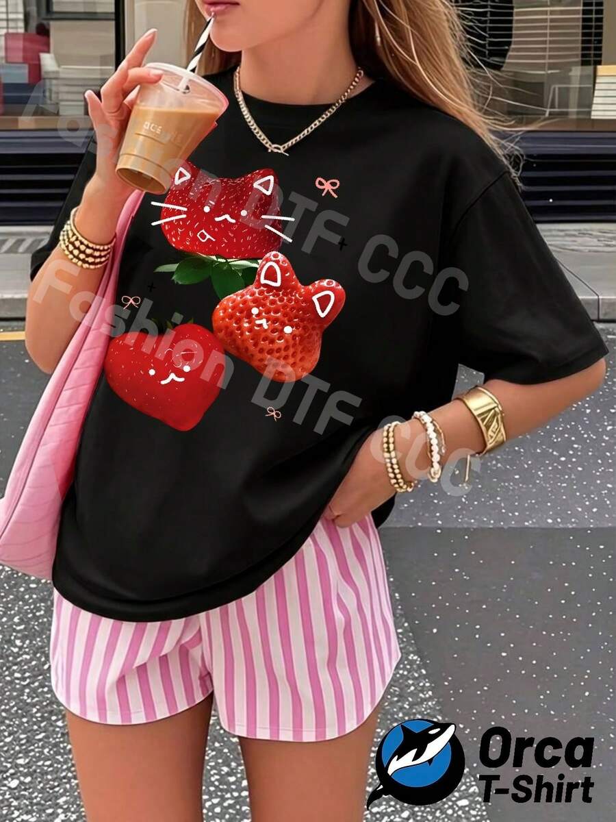 Una camiseta de mujer de manga corta, holgada, moderna, a la moda, retro y elegante, adecuada para actividades al aire libre en primavera y verano, camiseta de mujer de 180g con estilo y  personalizada y2k, top de manga corta holgado, elegancia urbana, ropa casual transpirable para el verano con estampados creativos de fresas y gatos, regalo para deportes al aire libre.blusas para mujer,blusas casuales para dama,tops,, mujer premium,y2k,playeras de mujer curvy,ofertas y liquidaciones ropa mujer,playeras deportivas para mujer,,playeras de hombre, mujer,blusas>elegante U4QR - Negro - Ver 1